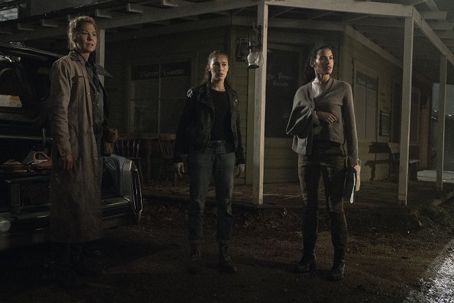 Fear the Walking Dead - Humbug's Gulch - Photos - Jenna Elfman, Alycia Debnam-Carey, Danay Garcia