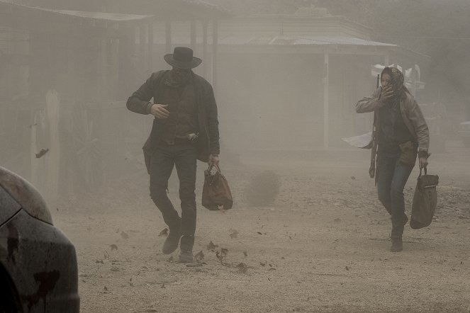Fear the Walking Dead - Kowbojskie miasteczko - Z filmu - Garret Dillahunt, Jenna Elfman