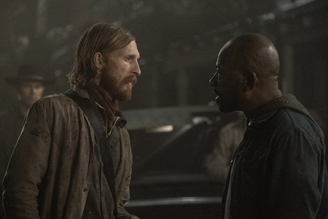 Fear the Walking Dead - Kowbojskie miasteczko - Z filmu - Austin Amelio, Lennie James