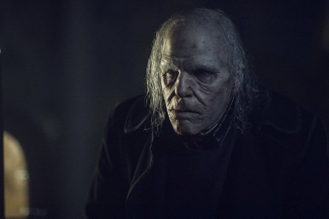 NOS4A2 - Człowiek w masce przeciwgazowej - Z filmu - Zachary Quinto