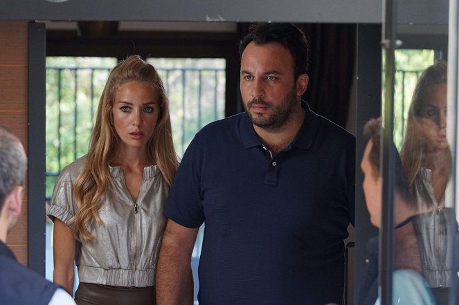 Ufak Tefek Cinayetler - Episode 1 - De la película - Bade İşçil, Ferit Aktuğ
