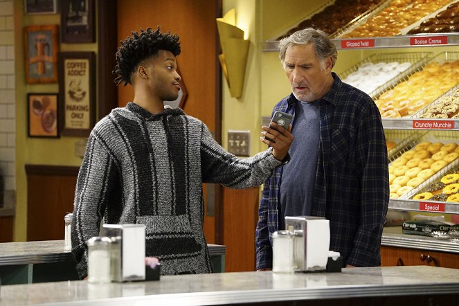 Superior Donuts - Season 2 - Thanks for Nothing - Photos - Jermaine Fowler, Judd Hirsch