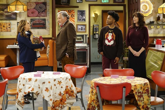 Superior Donuts - Thanks for Nothing - Photos - Judd Hirsch, Jermaine Fowler, Katey Sagal