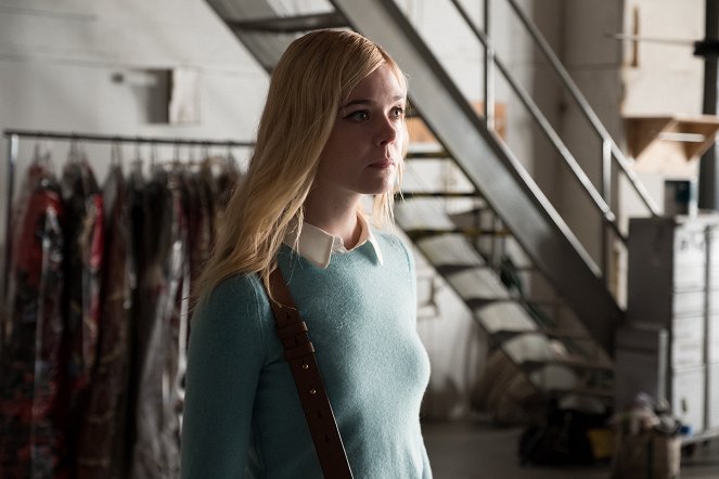 A Rainy Day in New York - Photos - Elle Fanning