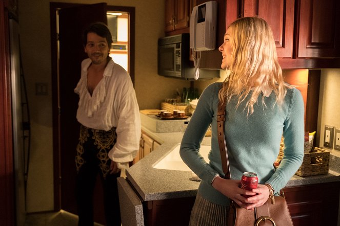 A Rainy Day in New York - Photos - Diego Luna, Elle Fanning