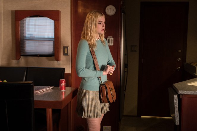 A Rainy Day in New York - Photos - Elle Fanning