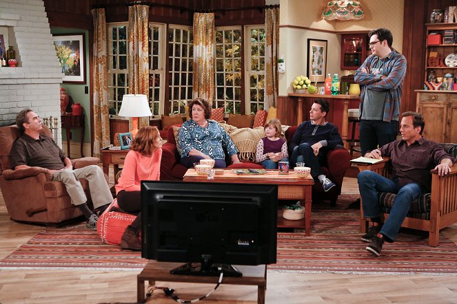 The Millers - Con-Troversy - Photos - Beau Bridges, Jayma Mays, Margo Martindale, Sean Hayes, Nelson Franklin, Will Arnett