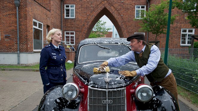 SOKO Wismar - Umzug in den Tod - De la película - Li Hagman, Jens Wawrczeck