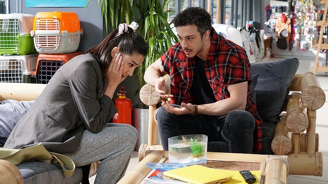 Her Yerde Sen - Episode 1 - Kuvat elokuvasta - Aybüke Pusat, Ali Gözüşirin