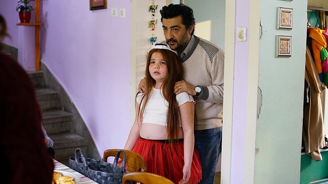 Bir Aile Hikayesi - Film - Emine Aydin, Celil Nalçakan