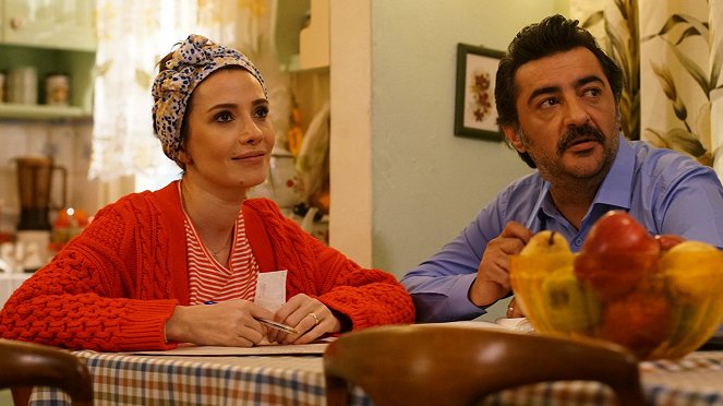 Bir Aile Hikayesi - Season 1 - Renkler - Photos - Songül Öden, Celil Nalçakan