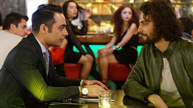 Bir Aile Hikayesi - Season 1 - Dünyanin En Güzel Çamaşır Makinesi - Photos - Celil Nalçakan, Birkan Sokullu