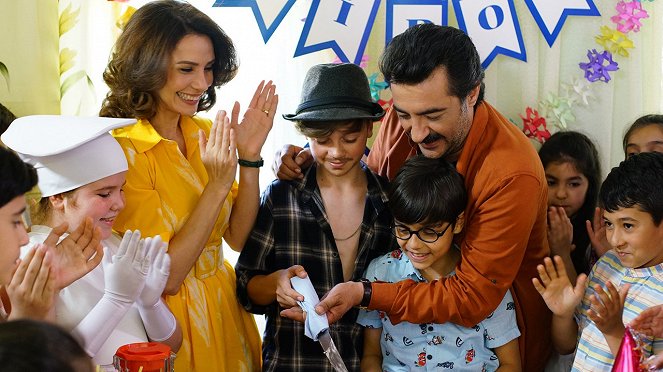 Bir Aile Hikayesi - Kuvat elokuvasta - Emine Aydin, Songül Öden, Celil Nalçakan