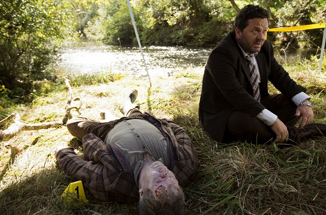 Brokenwood – Mord in Neuseeland - Season 1 - Blut und Wasser - Filmfotos - Neill Rea