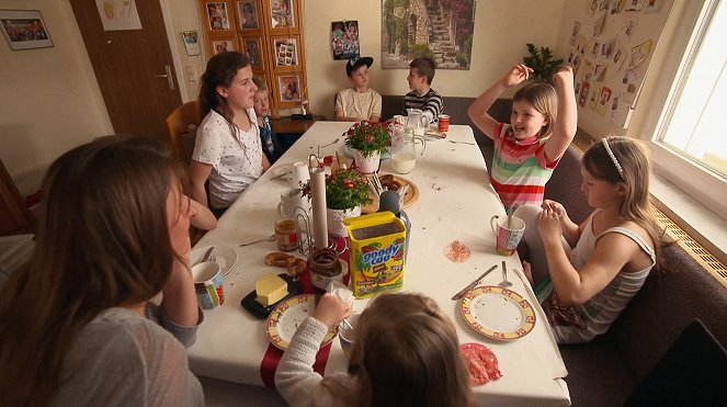 Papa, Mama und 8 Kinder - Abenteuer Großfamilie - Kuvat elokuvasta