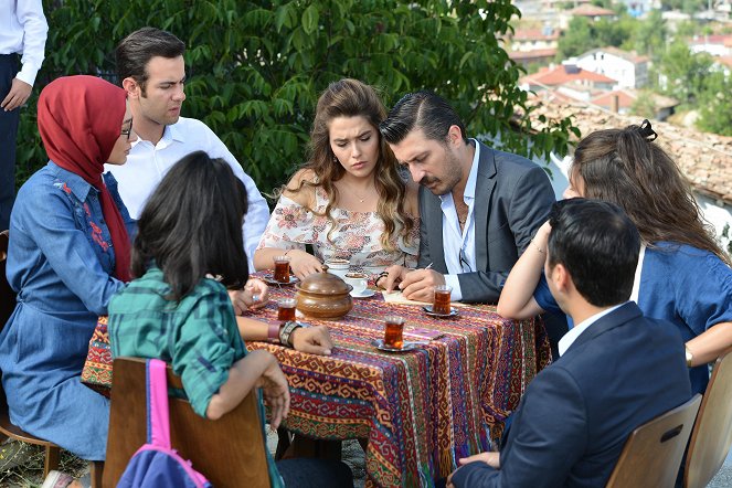 Yalaza - Episode 5 - Kuvat elokuvasta - Batuhan Aydar, Gizem Koçer, Mert Carim