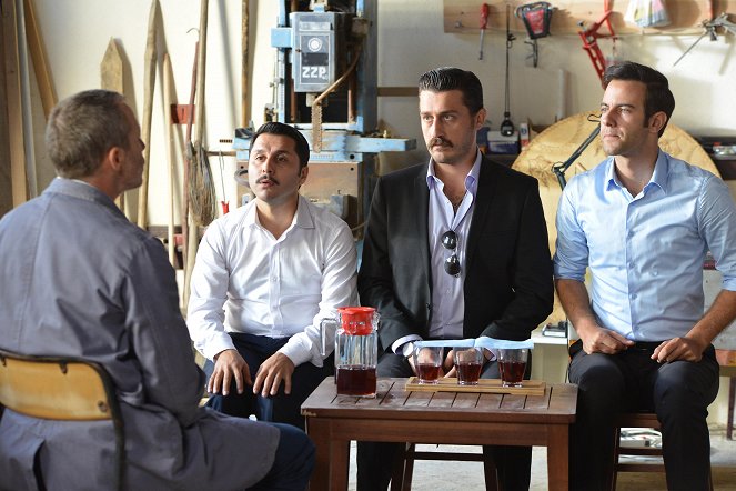 Yalaza - Episode 5 - Filmfotos - Kerem Muslugil, Mert Carim, Batuhan Aydar