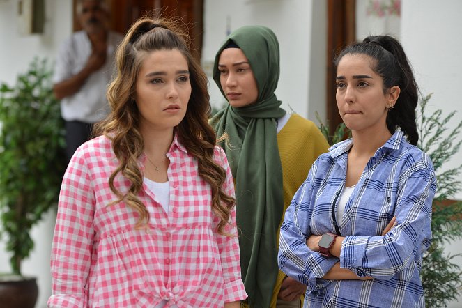 Yalaza - Episode 6 - De la película - Merve Erdoğan, Miray Şahin, Lalizer Kemaloğlu