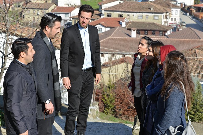 Yalaza - Episode 17 - Filmfotos - Kerem Muslugil, Mert Carim, Batuhan Aydar, Lalizer Kemaloğlu, Merve Erdoğan