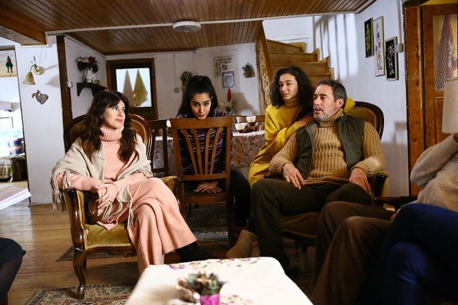 Yalaza - Episode 20 - De la película - İpek Tuzcuoğlu, Lalizer Kemaloğlu, Sinan Albayrak