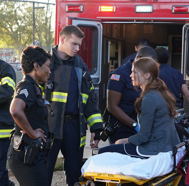 Záchranáři L. A. - Zdrogovaní - Z filmu - Angela Bassett, Oliver Stark, Megan West