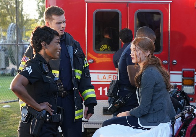 911 L.A. - Bedrogozva - Filmfotók - Angela Bassett, Oliver Stark, Megan West