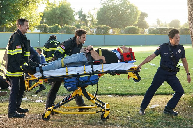 Záchranáři L. A. - Zdrogovaní - Z natáčení - Peter Krause, Ryan Guzman, Kenneth Choi