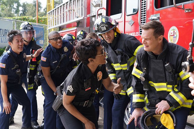 9-1-1 - Dosed - Photos - Kenneth Choi, Aisha Hinds, Angela Bassett, Ryan Guzman, Peter Krause