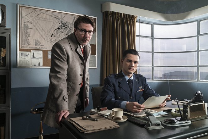 Project Blue Book - Season 1 - Promoción - Aidan Gillen, Michael Malarkey