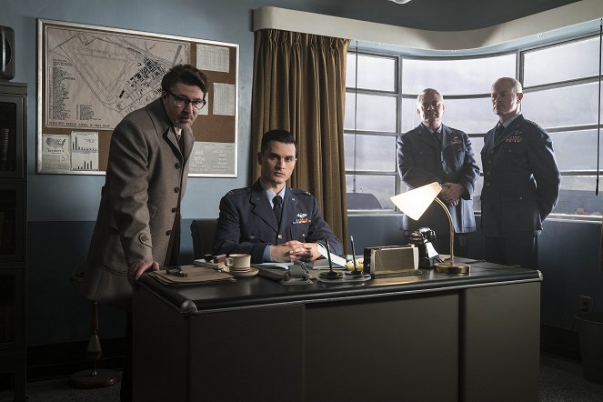 Project Blue Book - Season 1 - Promokuvat - Aidan Gillen, Michael Malarkey, Michael Harney, Neal McDonough