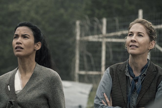 Živí mrtví: Počátek konce - Still Standing - Z filmu - Danay Garcia, Jenna Elfman