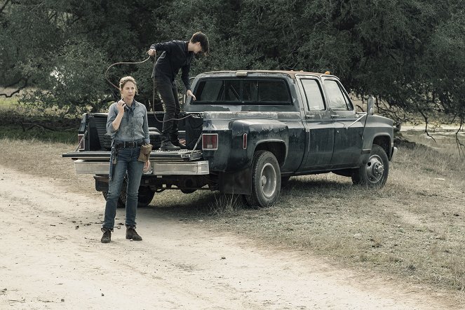 Fear the Walking Dead - Still Standing - Van film - Jenna Elfman