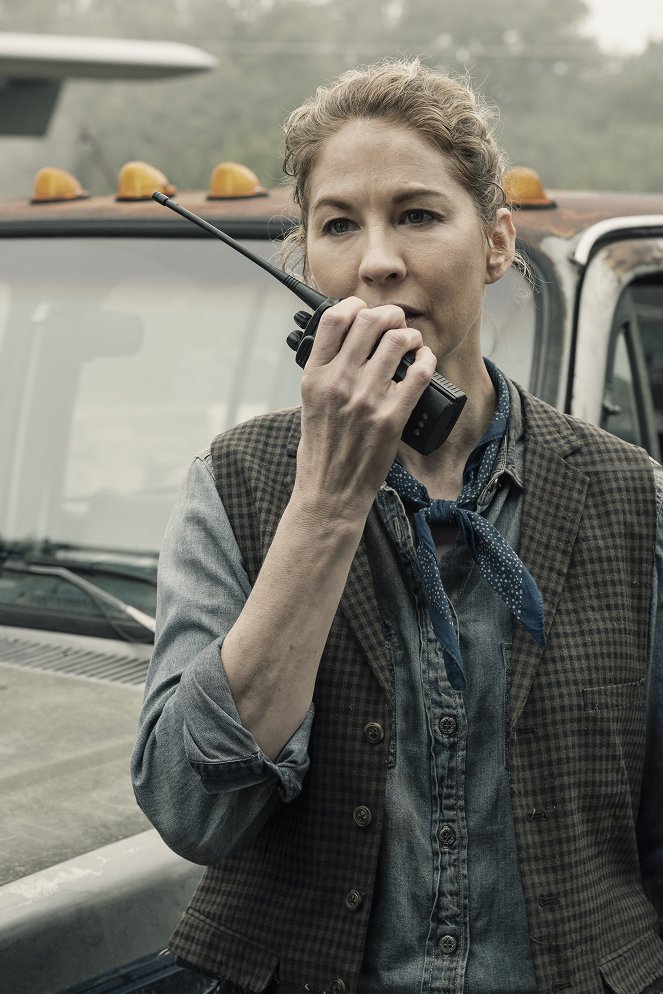 Fear the Walking Dead - Boden unter den Füßen - Filmfotos - Jenna Elfman