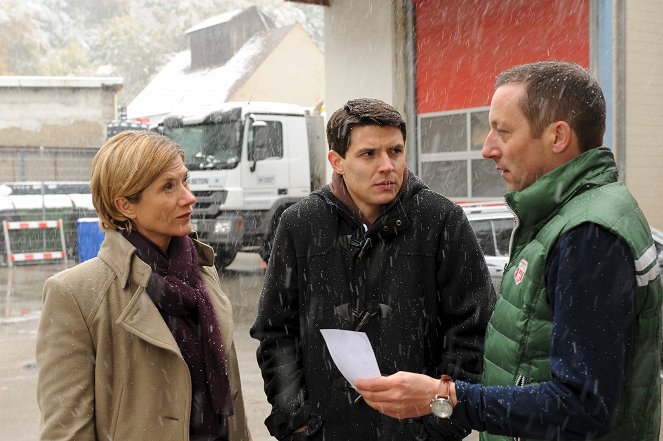 SOKO Stuttgart - Season 4 - Vier Männer und ein Baby - Van film - Astrid M. Fünderich, Benjamin Strecker, Oliver Broumis