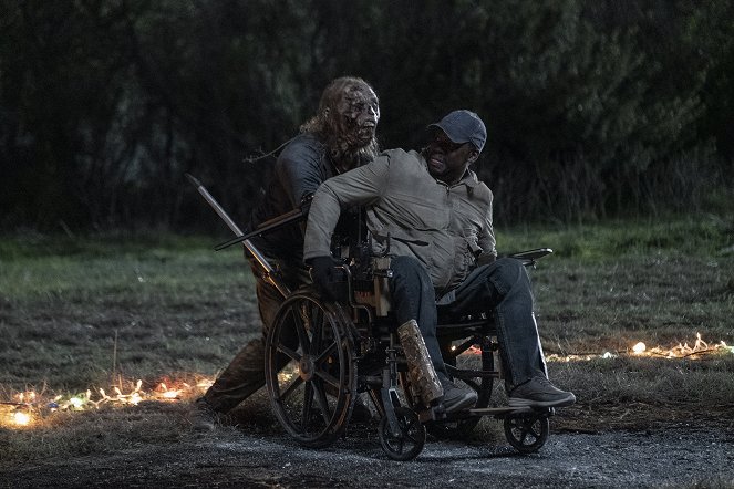 Fear the Walking Dead - Is Anybody Out There? - Van film - Daryl Mitchell