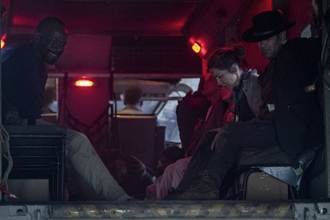 Fear the Walking Dead - Is Anybody Out There? - Van film - Lennie James, Jenna Elfman, Garret Dillahunt