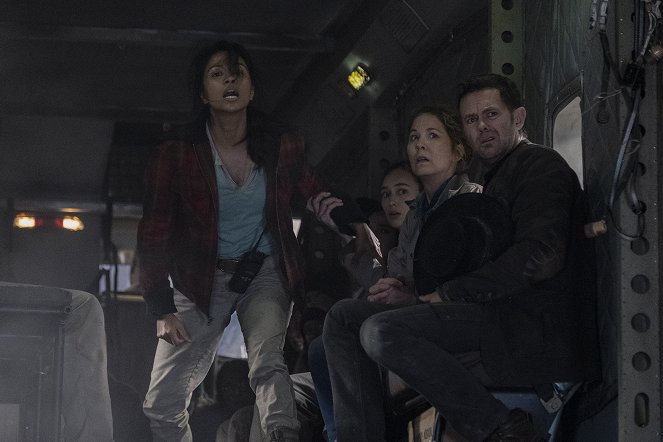Fear the Walking Dead - Is Anybody Out There? - Photos - Karen David, Jenna Elfman, Garret Dillahunt