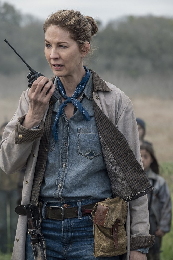Fear the Walking Dead - Season 5 - Is Anybody Out There? - Photos - Jenna Elfman