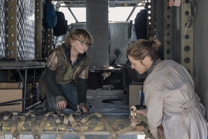 Fear the Walking Dead - Season 5 - Is Anybody Out There? - Photos - Cooper Dodson, Jenna Elfman