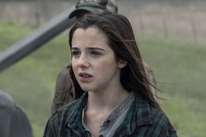 Fear the Walking Dead - Is Anybody Out There? - Photos - Alexa Nisenson