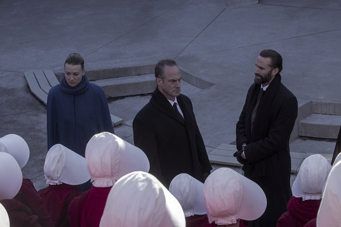 Příběh služebnice - Svědci - Z filmu - Yvonne Strahovski, Christopher Meloni, Joseph Fiennes