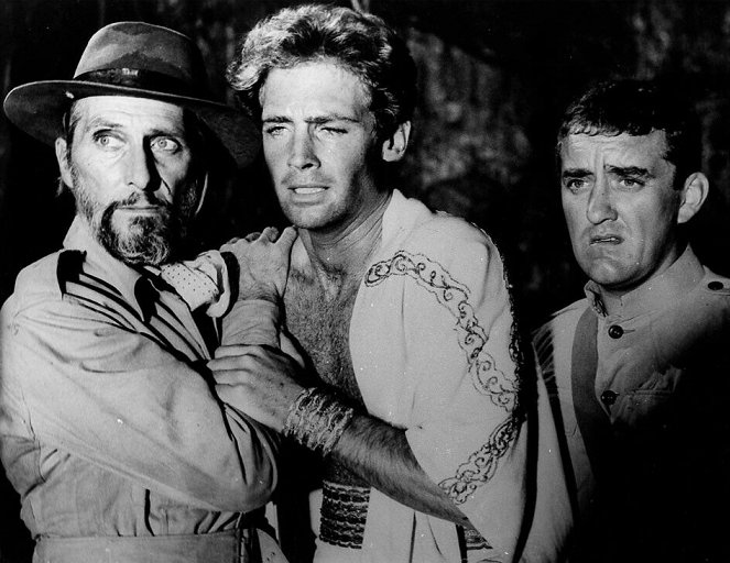 Kuolematon kuningatar - Kuvat elokuvasta - Peter Cushing, John Richardson, Bernard Cribbins