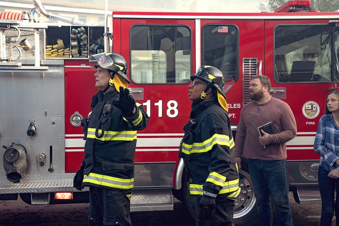 911 L.A. - Összetörve - Filmfotók - Peter Krause, Aisha Hinds, Drew Powell, Sarah Hoffmeister