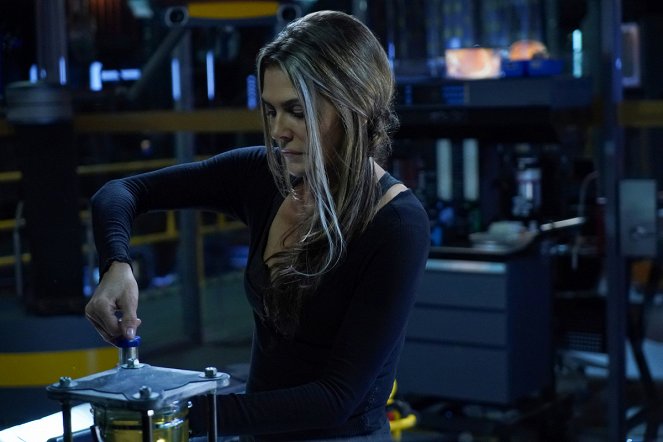 The 100 - The Old Man and the Anomaly - Photos - Paige Turco