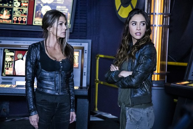 The 100 - What You Take with You - Van film - Paige Turco, Lindsey Morgan