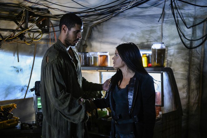 The 100 - What You Take with You - Photos - Chuku Modu, Marie Avgeropoulos