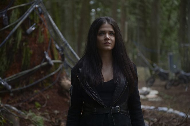 Prvých 100 - Ashes to Ashes - Z filmu - Marie Avgeropoulos