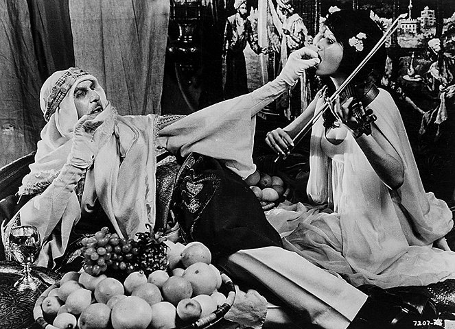 Dr. Phibes Rises Again - Filmfotók - Vincent Price, Valli Kemp