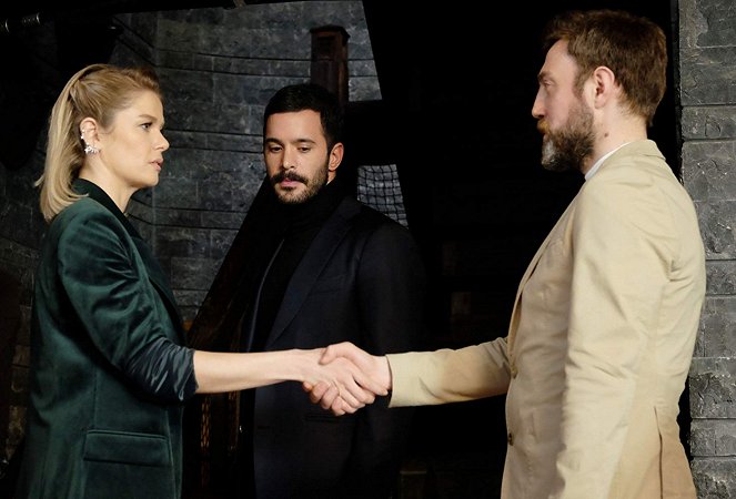 Kuzgun - Episode 5 - Filmfotos - Burcu Biricik, Barış Arduç, Ahmet Varlı