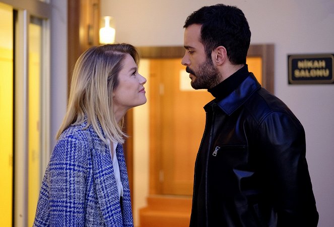 Kuzgun - Episode 8 - Filmfotos - Burcu Biricik, Barış Arduç